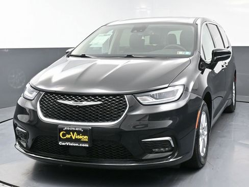 Used 2024 Chrysler Pacifica Touring-L image 5