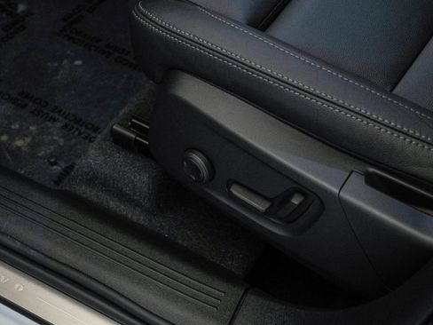 Used 2025 Volvo XC40 B5 Plus w/ Climate Package image 22