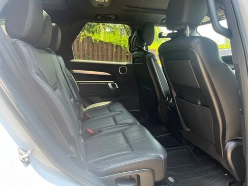 Used 2020 Land Rover Discovery Landmark AWD/4WD image 15