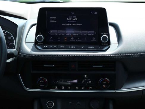 Used 2023 Nissan Rogue SV AWD/4WD image 16