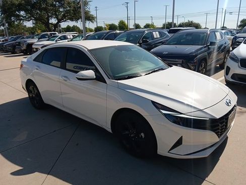 Certified 2023 Hyundai Elantra Blue FWD image 4