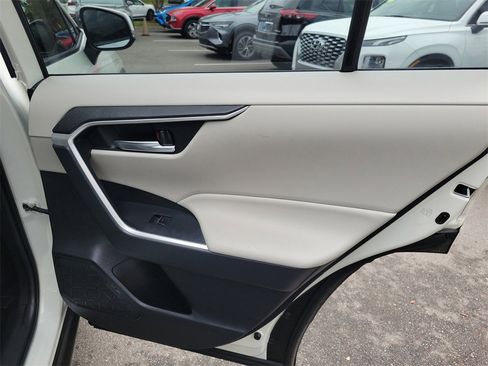 Used 2022 Toyota RAV4 XLE Premium image 40