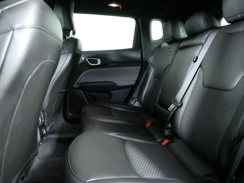 Used 2025 Jeep Compass Latitude AWD/4WD image 16
