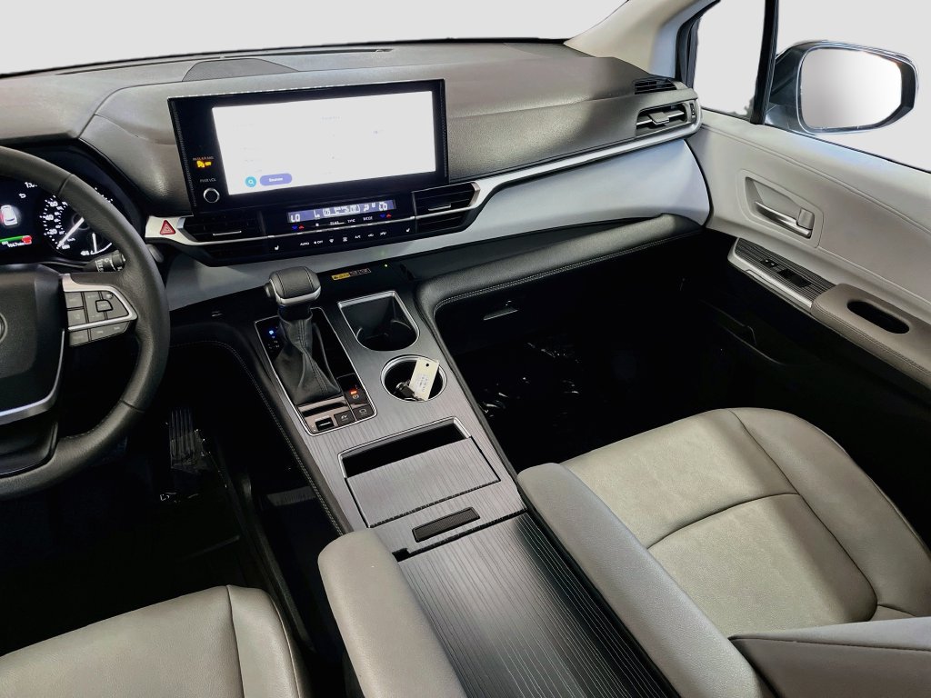 Used 2026 Toyota Sienna XLE FWD image 24