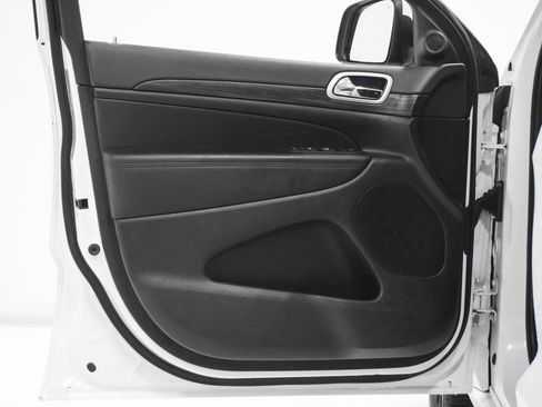 Certified 2022 Jeep Grand Cherokee Laredo X image 13