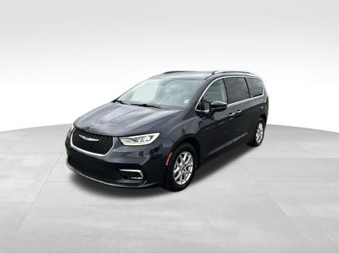 Used 2021 Chrysler Pacifica Touring-L FWD image 3
