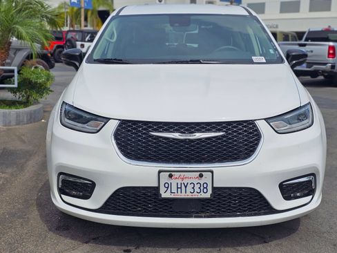 Used 2024 Chrysler Pacifica Limited FWD image 3