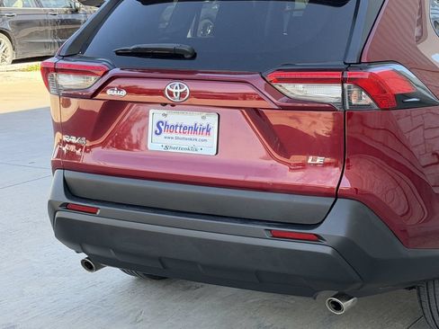 Used 2020 Toyota RAV4 LE FWD image 6