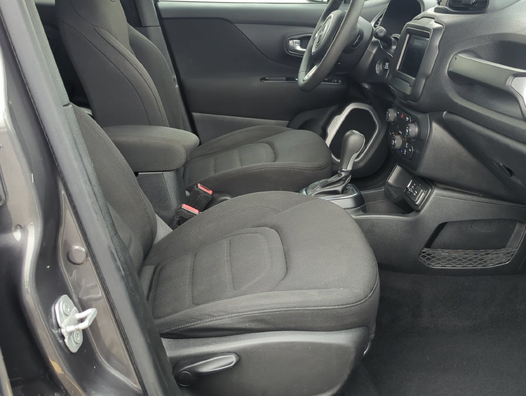 Used 2018 Jeep Renegade Latitude FWD image 23