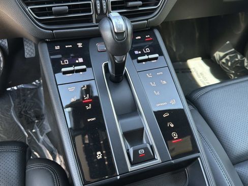 Used 2023 Porsche Macan Turbo AWD/4WD image 21