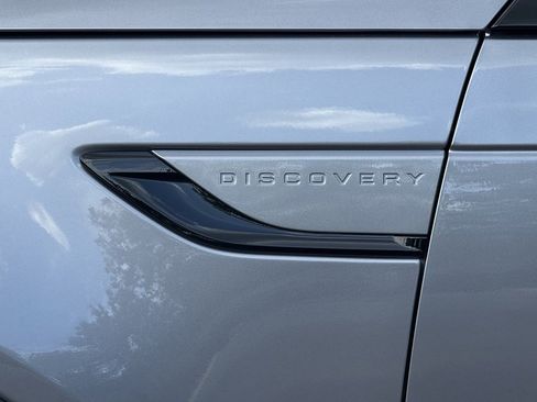 Certified 2025 Land Rover Discovery S image 35