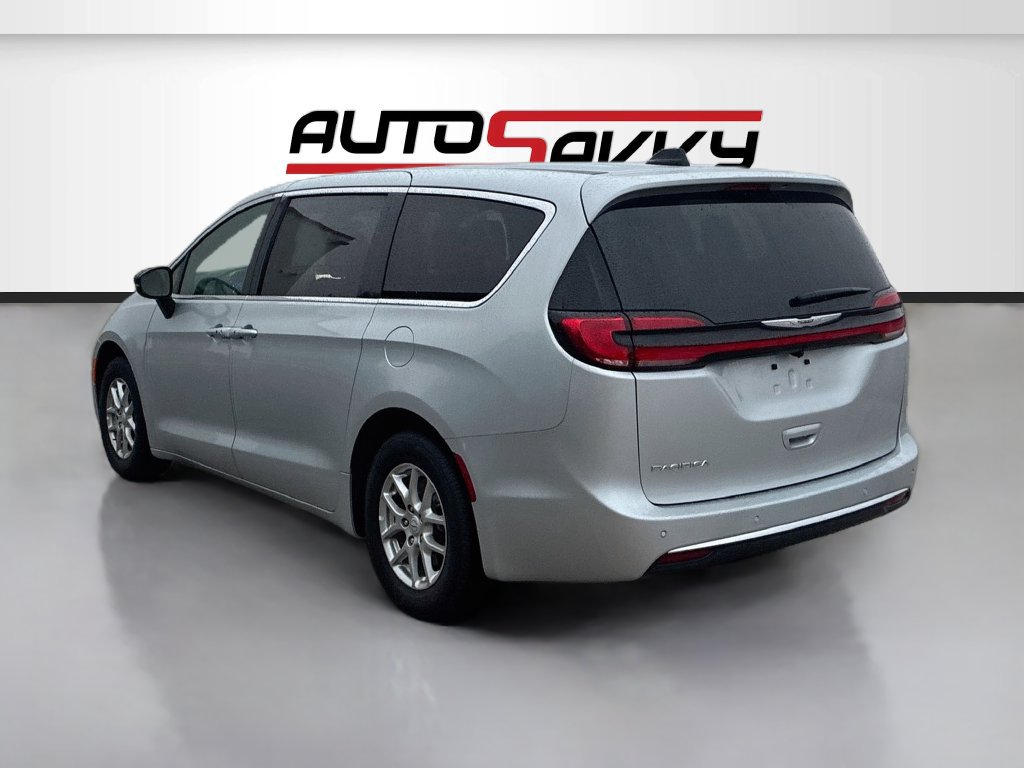 Used 2026 Chrysler Pacifica Select FWD image 5