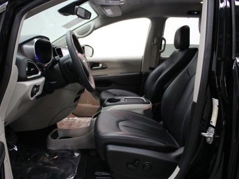 Used 2024 Chrysler Pacifica Touring-L FWD image 7