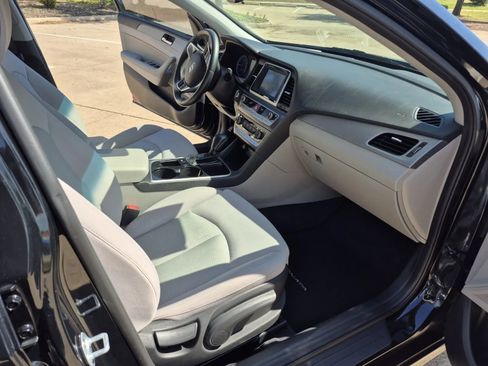 Used 2011 Toyota Prius Four image 18