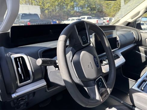 Used 2025 Ford Expedition Active image 13