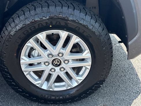 Used 2022 Toyota Tundra SR5 AWD/4WD image 10