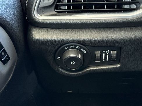Used 2025 Chrysler Pacifica Limited FWD image 39