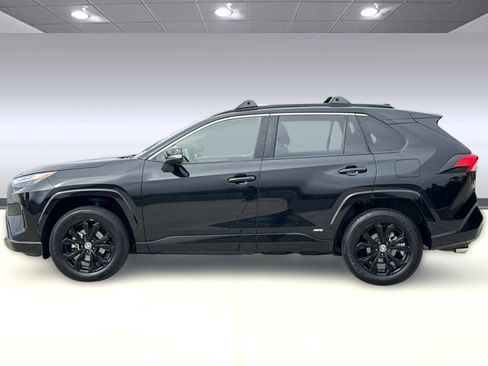 Used 2022 Toyota RAV4 SE AWD/4WD image 2