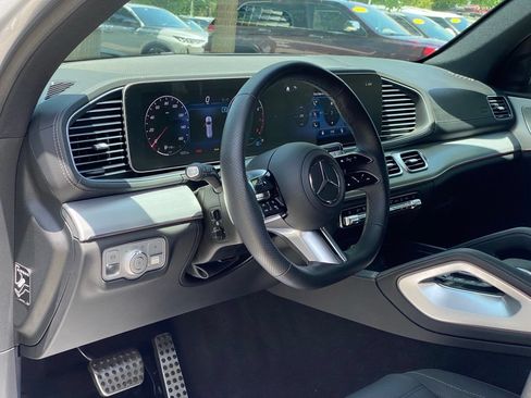 Used 2025 Mercedes-Benz GLS 450 4MATIC image 9