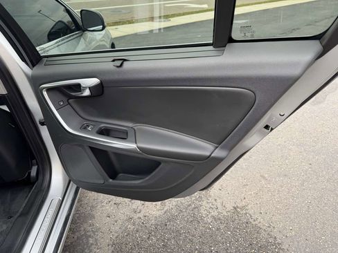 Used 2017 Volvo S60 T5 Inscription image 18