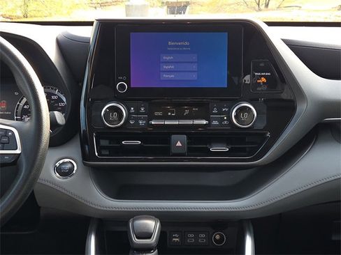 Used 2023 Toyota Highlander L image 12