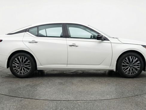Used 2025 Nissan Altima 2.5 SV FWD image 11