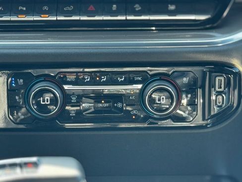 Used 2022 Chevrolet Silverado 1500 High Country w/ Technology Package image 13