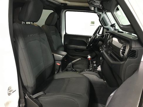 Used 2020 Jeep Gladiator Overland AWD/4WD image 14