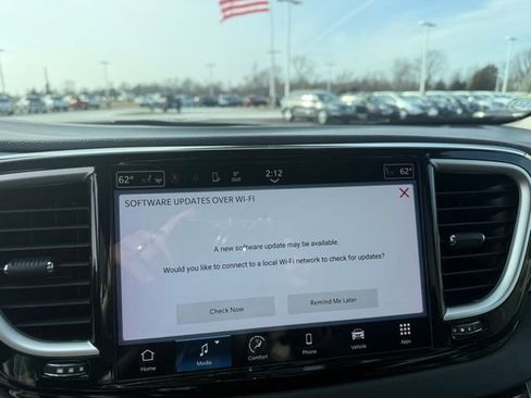 Used 2024 Chrysler Pacifica Touring-L FWD image 17