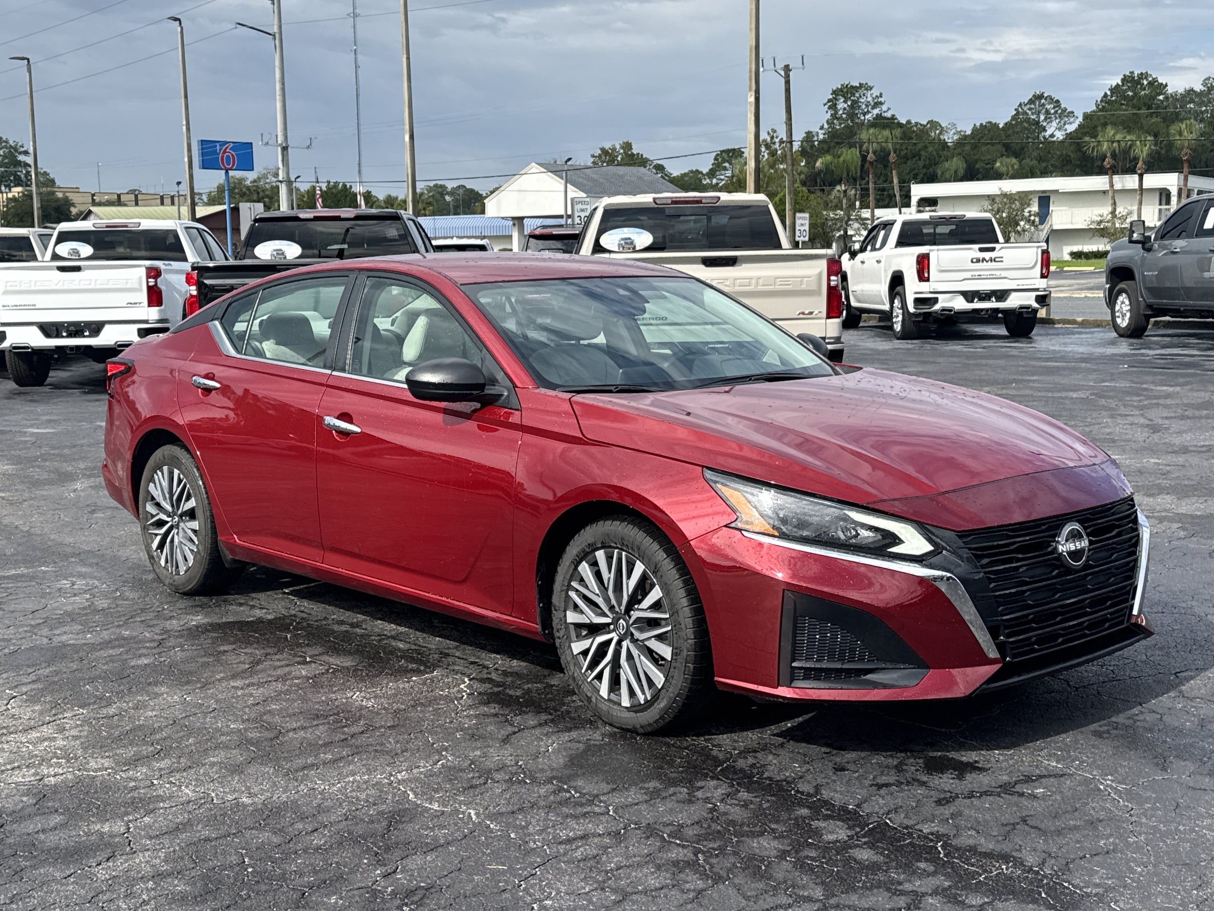 Used 2025 Nissan Altima 2.5 SV FWD image 2