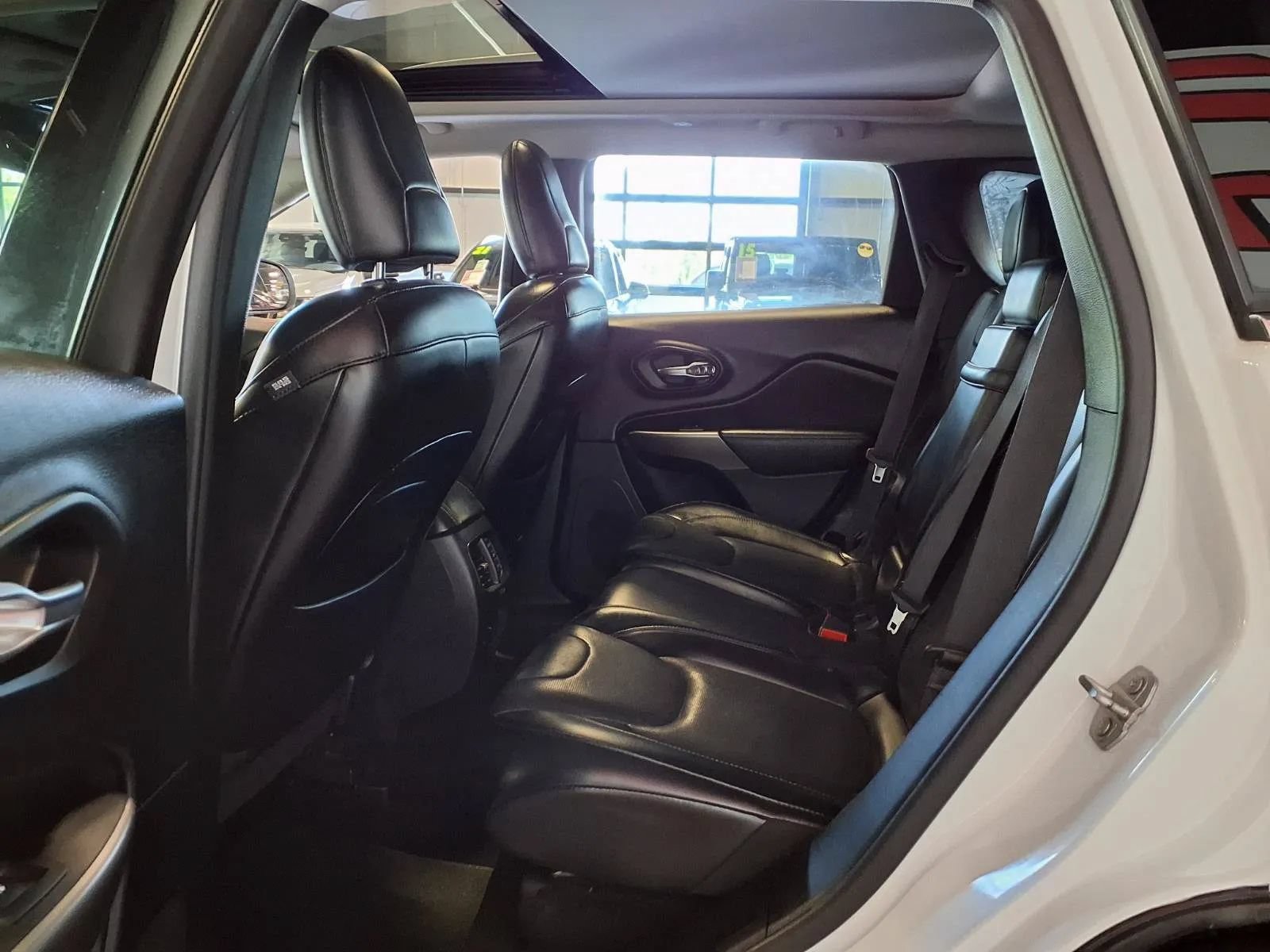 Used 2019 Jeep Cherokee Limited w/ Luxury Group AWD/4WD image 14