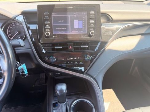 Used 2022 Toyota Camry SE image 2