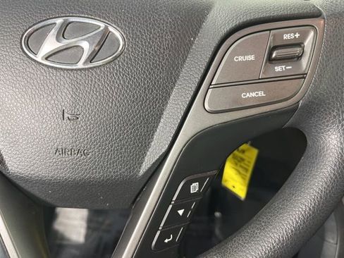 Used 2018 Hyundai Santa Fe SE image 10