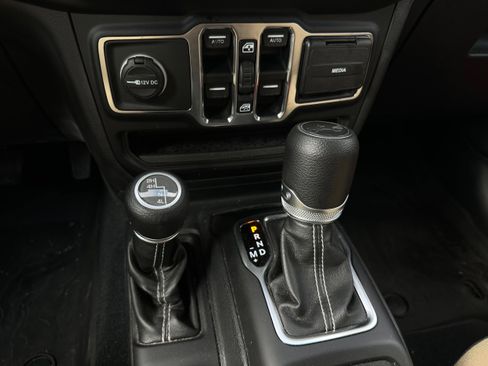 Used 2019 Jeep Wrangler Unlimited Sahara image 16