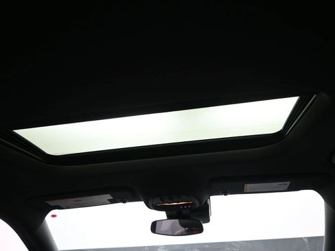 Used 2025 Chevrolet Trax RS w/ Sunroof Package image 24