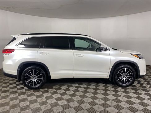 Used 2018 Toyota Highlander SE image 8