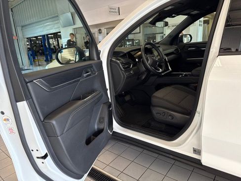 Used 2025 GMC Acadia Elevation image 13