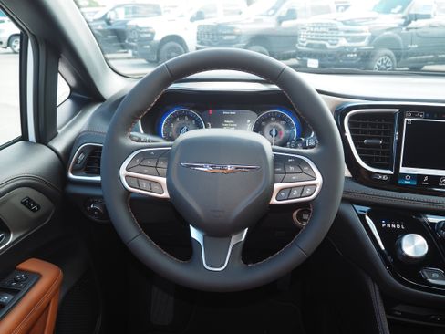New 2026 Chrysler Pacifica Pinnacle image 23