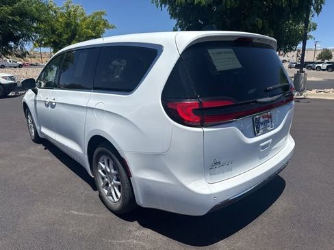 Used 2023 Chrysler Pacifica Touring-L FWD image 6