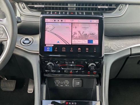 Used 2025 Jeep Grand Cherokee Limited w/ Black Appearance Package image 15