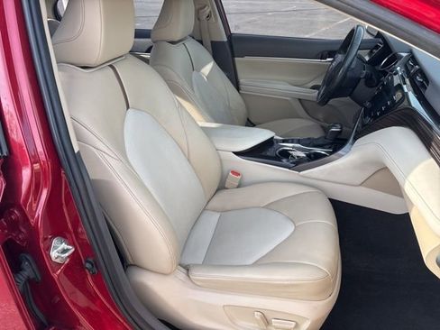 Used 2020 Toyota Camry XLE image 12