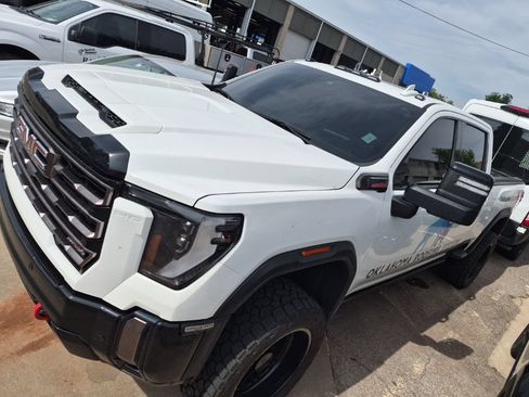 Used 2024 GMC Sierra 2500 AT4X AWD/4WD image 3