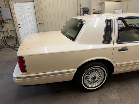 Used 1996 Lincoln Town Car Signature image 18