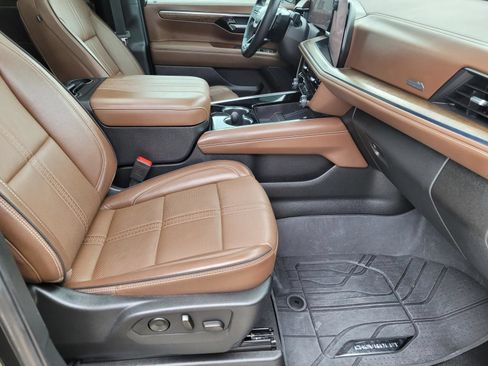 Used 2025 Chevrolet Suburban High Country AWD/4WD image 12
