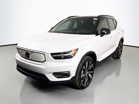 Used 2022 Volvo XC40 P8 Recharge Plus image 4