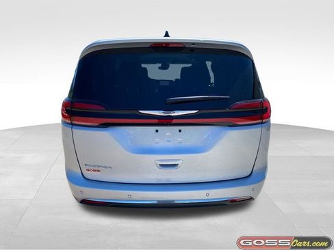 Used 2024 Chrysler Pacifica Touring-L FWD image 4