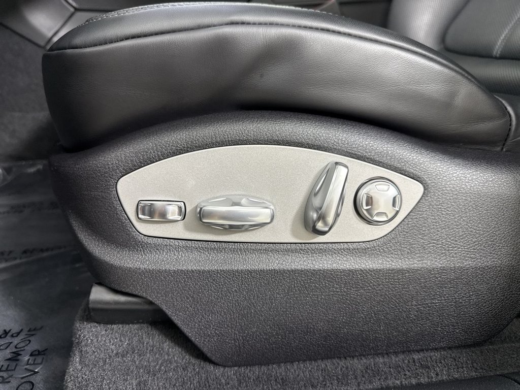 Certified 2025 Porsche Macan S AWD/4WD image 40