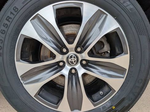 Used 2023 Toyota Highlander XLE AWD/4WD image 7