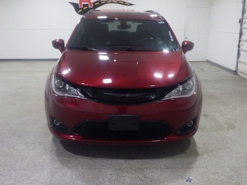 Used 2020 Chrysler Pacifica Touring-L w/ S Appearance Package FWD image 6