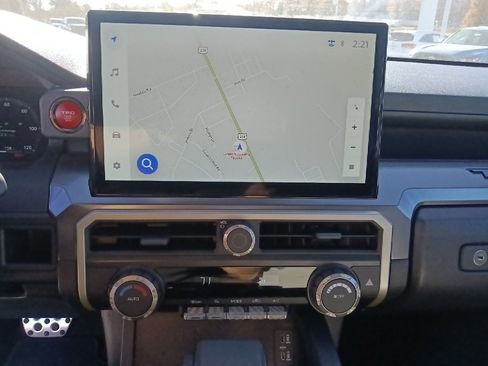 Used 2025 Toyota Tacoma TRD Sport image 21